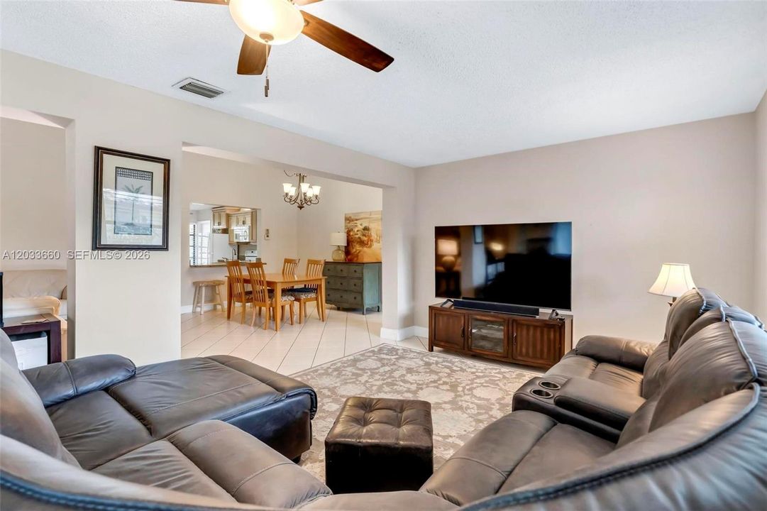 For Sale: $368,000 (2 beds, 2 baths, 1470 Square Feet)