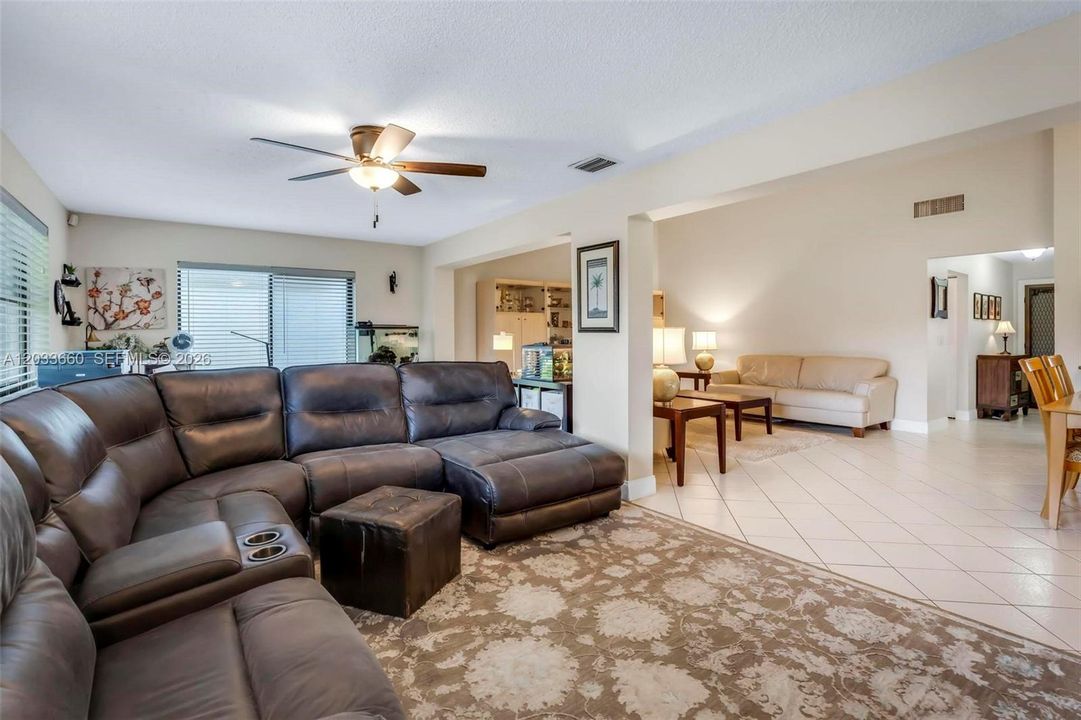 For Sale: $368,000 (2 beds, 2 baths, 1470 Square Feet)