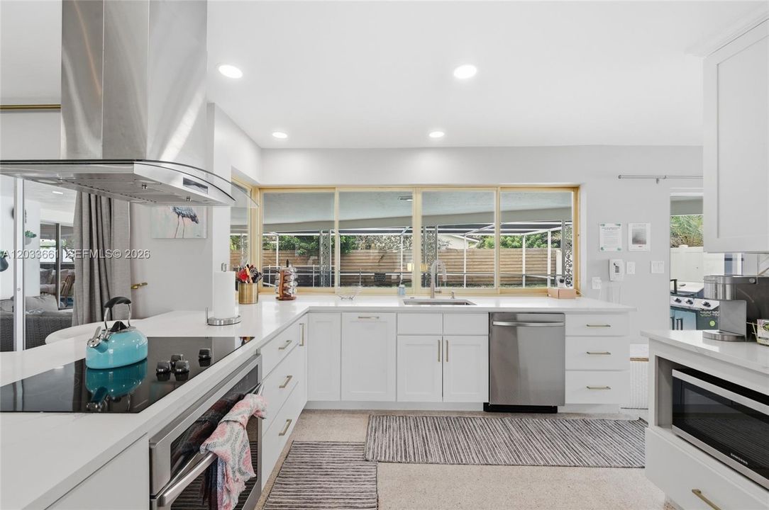 For Sale: $709,900 (2 beds, 2 baths, 1369 Square Feet)