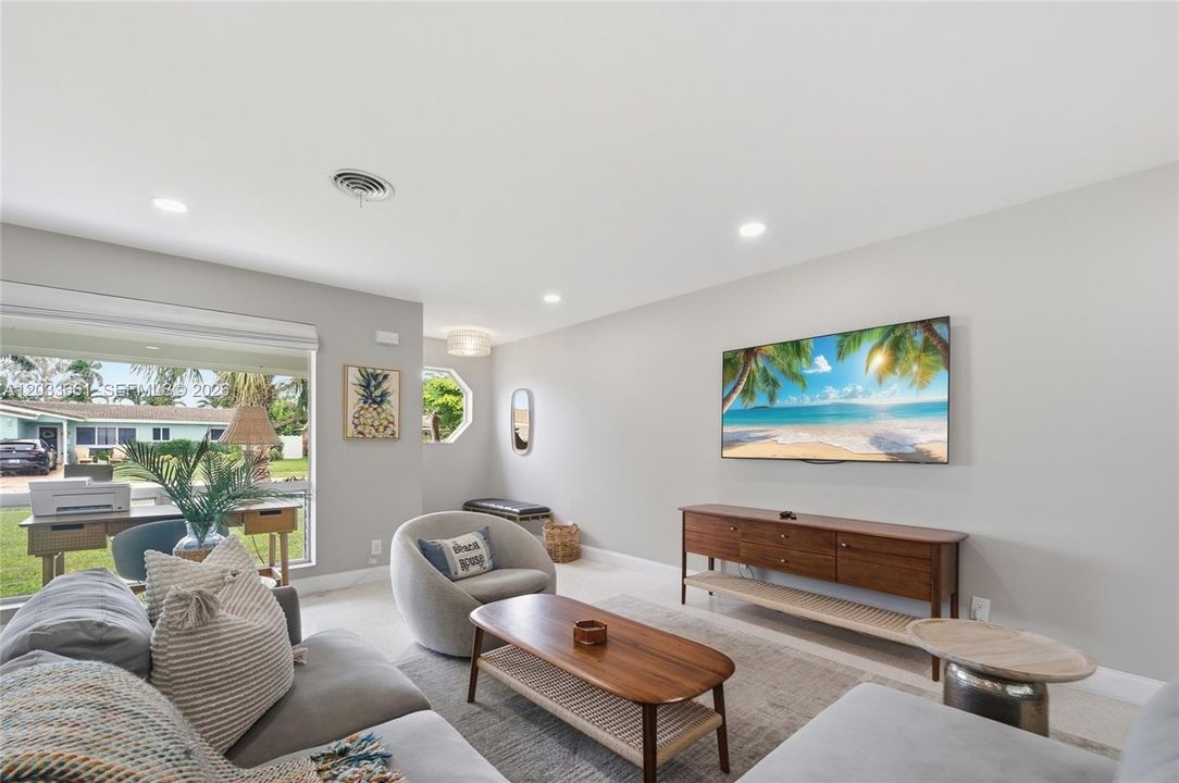 For Sale: $709,900 (2 beds, 2 baths, 1369 Square Feet)