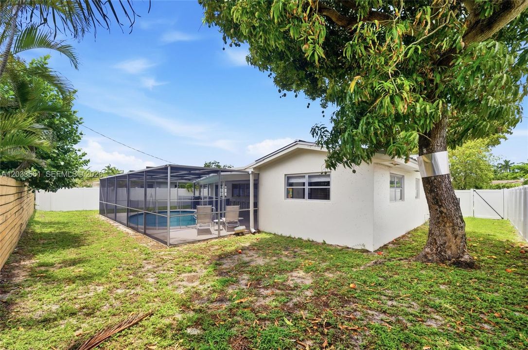 For Sale: $709,900 (2 beds, 2 baths, 1369 Square Feet)