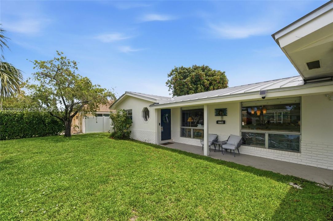 For Sale: $709,900 (2 beds, 2 baths, 1369 Square Feet)