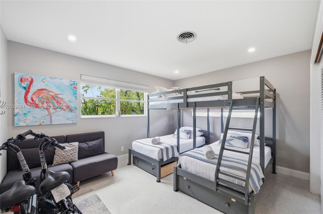 For Sale: $709,900 (2 beds, 2 baths, 1369 Square Feet)