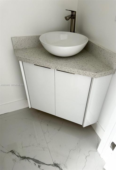 For Rent: $2,500 (2 beds, 2 baths, 1800 Square Feet)