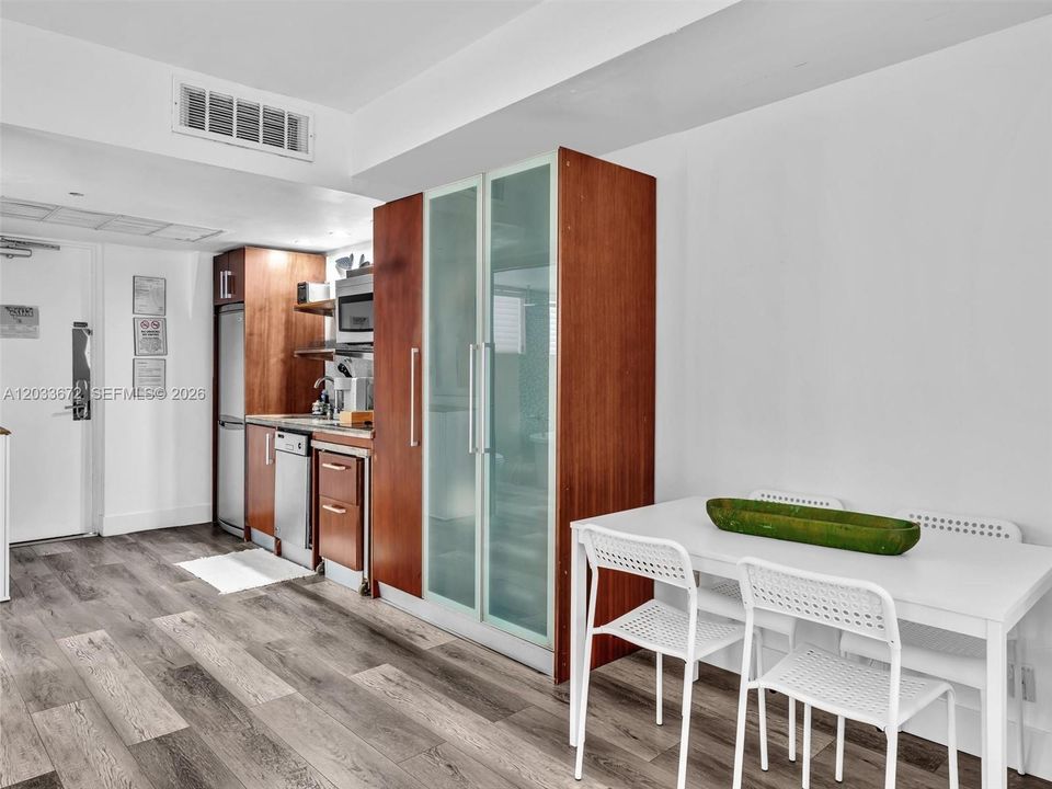 For Sale: $297,000 (1 beds, 1 baths, 475 Square Feet)
