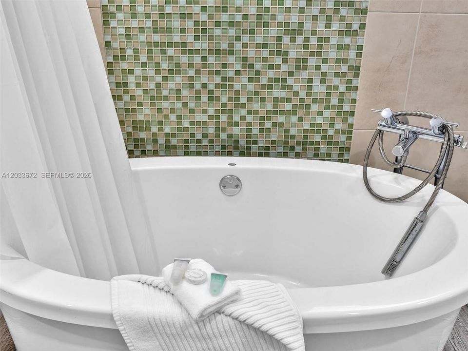For Sale: $297,000 (1 beds, 1 baths, 475 Square Feet)