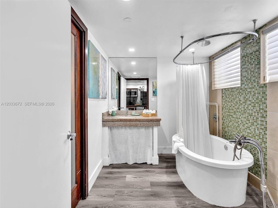 For Sale: $297,000 (1 beds, 1 baths, 475 Square Feet)