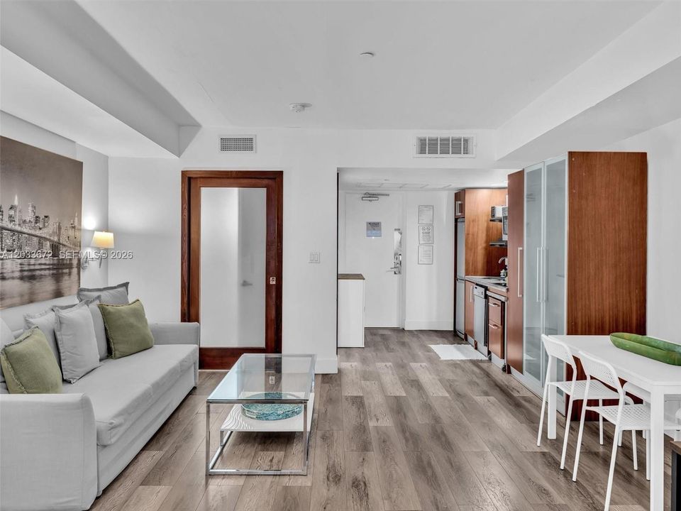 For Sale: $297,000 (1 beds, 1 baths, 475 Square Feet)