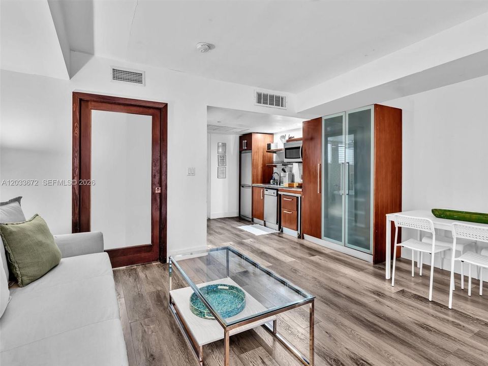 For Sale: $297,000 (1 beds, 1 baths, 475 Square Feet)