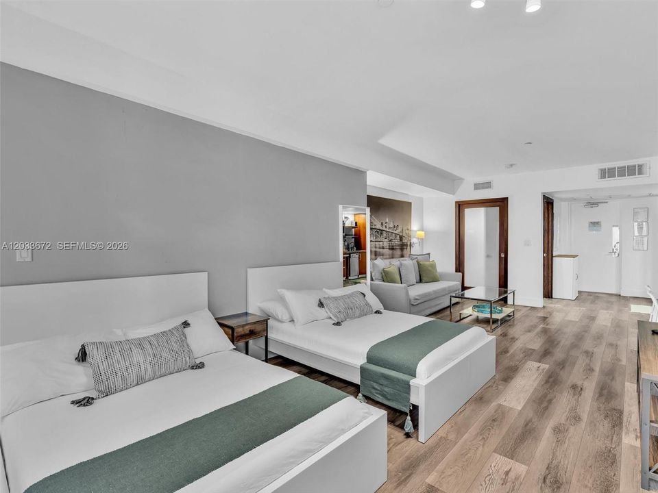 For Sale: $297,000 (1 beds, 1 baths, 475 Square Feet)