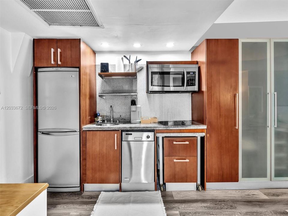 For Sale: $297,000 (1 beds, 1 baths, 475 Square Feet)