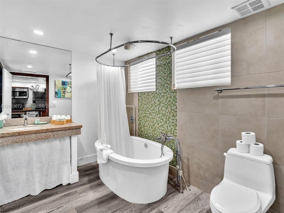 For Sale: $297,000 (1 beds, 1 baths, 475 Square Feet)