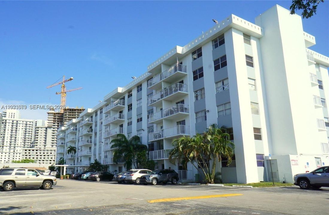 For Sale: $150,000 (1 beds, 1 baths, 658 Square Feet)