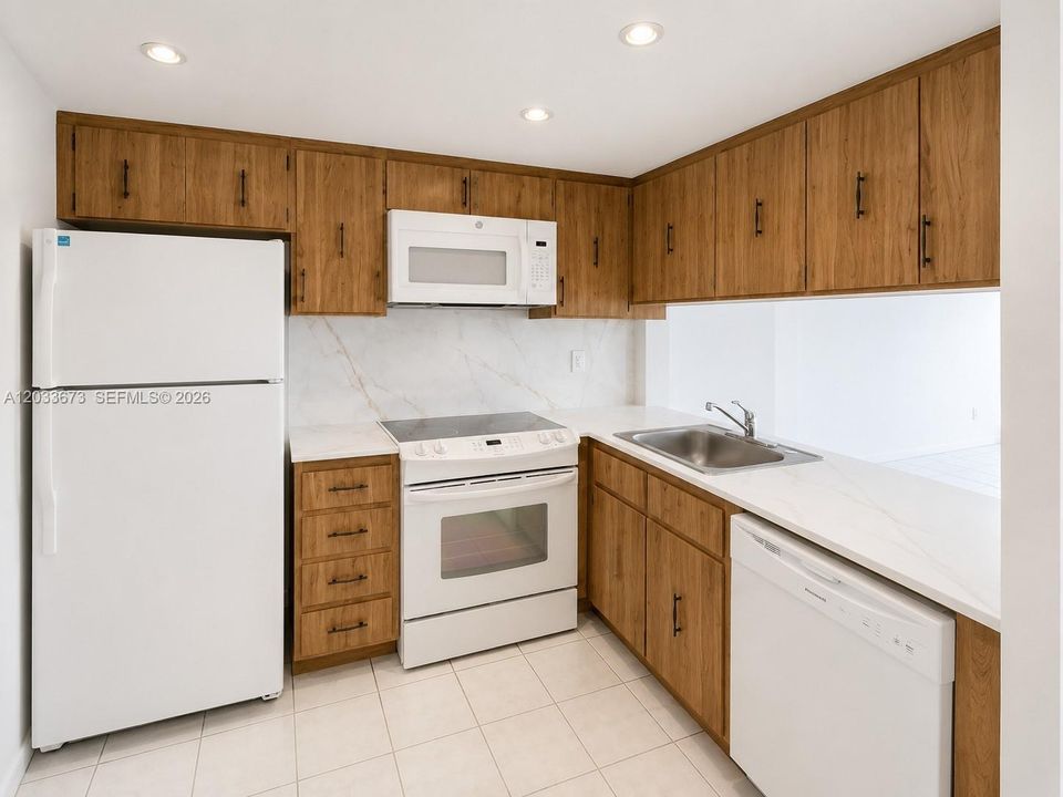 For Sale: $150,000 (1 beds, 1 baths, 658 Square Feet)