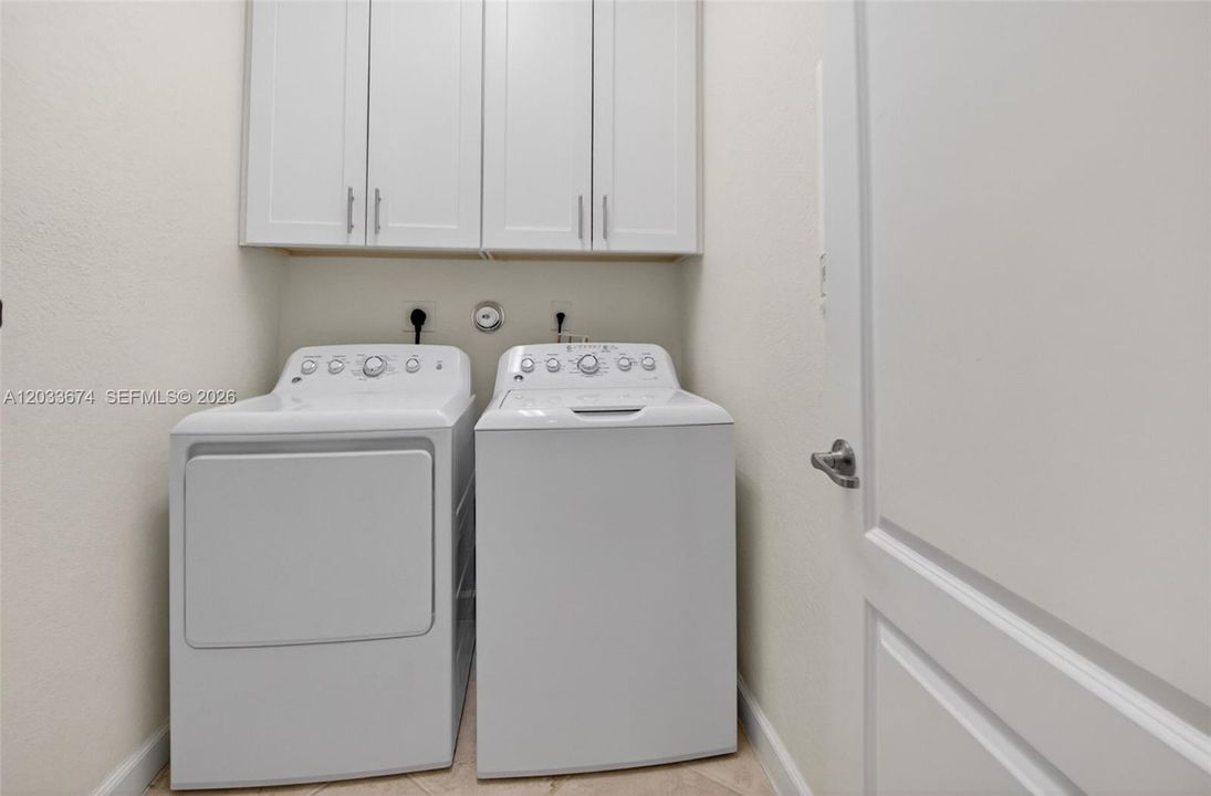 En Venta: $720,000 (4 camas, 3 baños, 2329 Pies cuadrados)