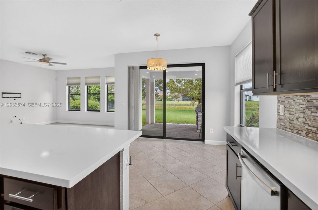 En Venta: $720,000 (4 camas, 3 baños, 2329 Pies cuadrados)