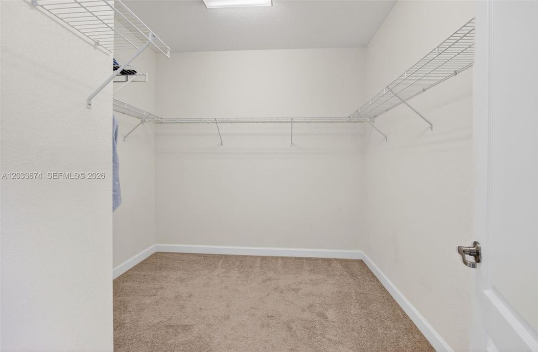 En Venta: $720,000 (4 camas, 3 baños, 2329 Pies cuadrados)