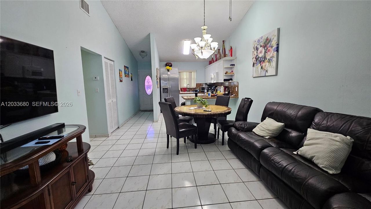 En Venta: $309,900 (3 camas, 2 baños, 1030 Pies cuadrados)