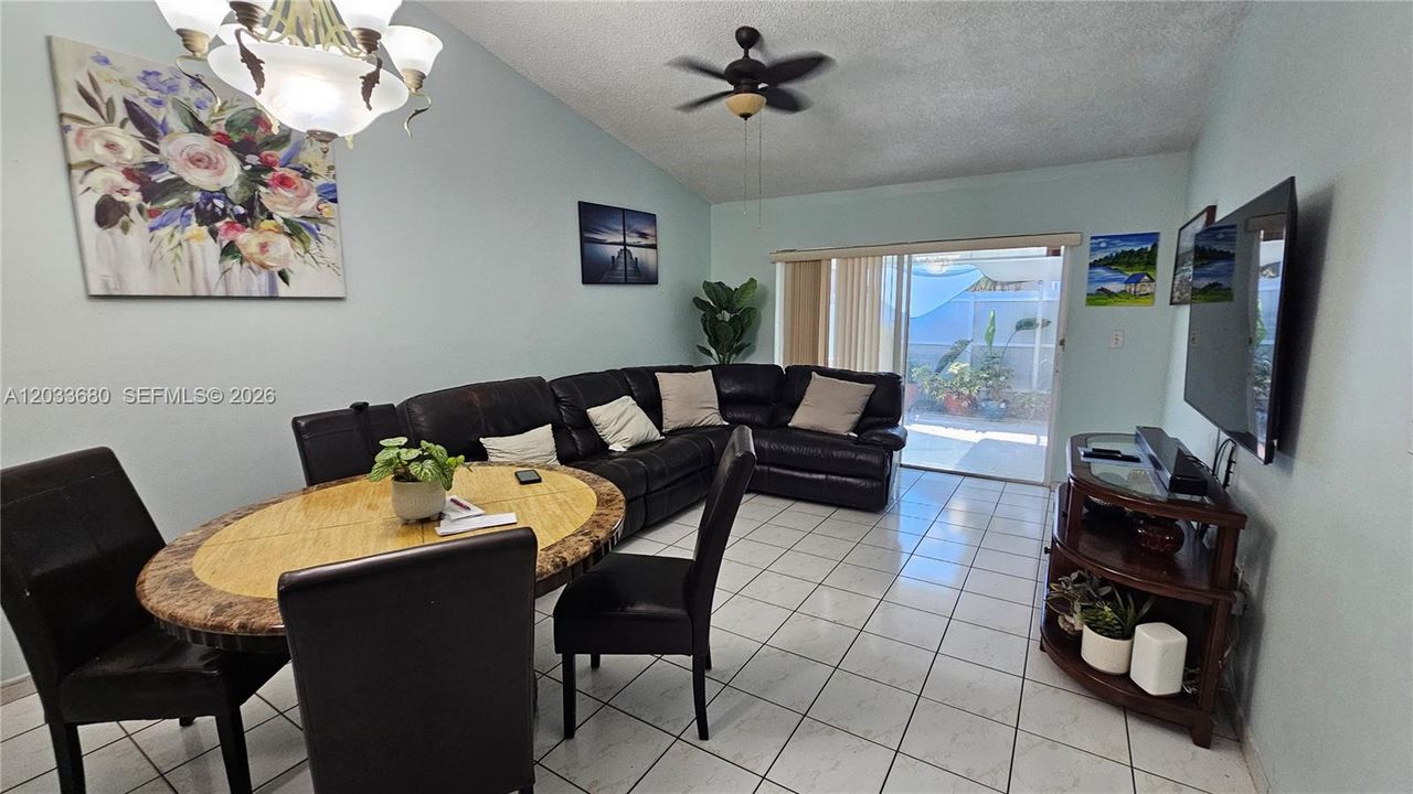 En Venta: $309,900 (3 camas, 2 baños, 1030 Pies cuadrados)
