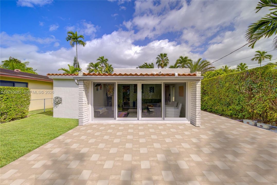 For Rent: $5,000 (3 beds, 1 baths, 1385 Square Feet)