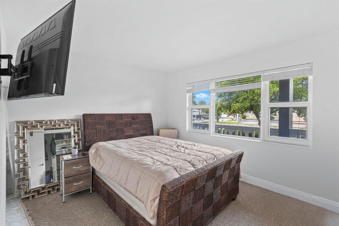 3121 Northeast 51st St - 36.jpg-SMALL
