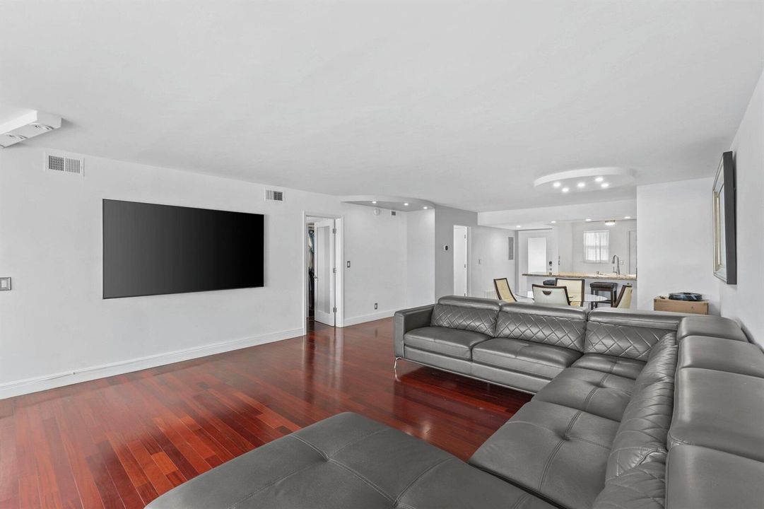 3121 Northeast 51st St - 15.jpg-SMALL