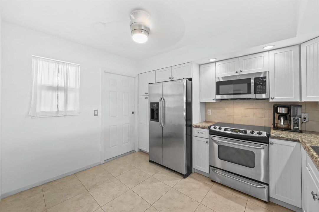 3121 Northeast 51st St - 23.jpg-SMALL