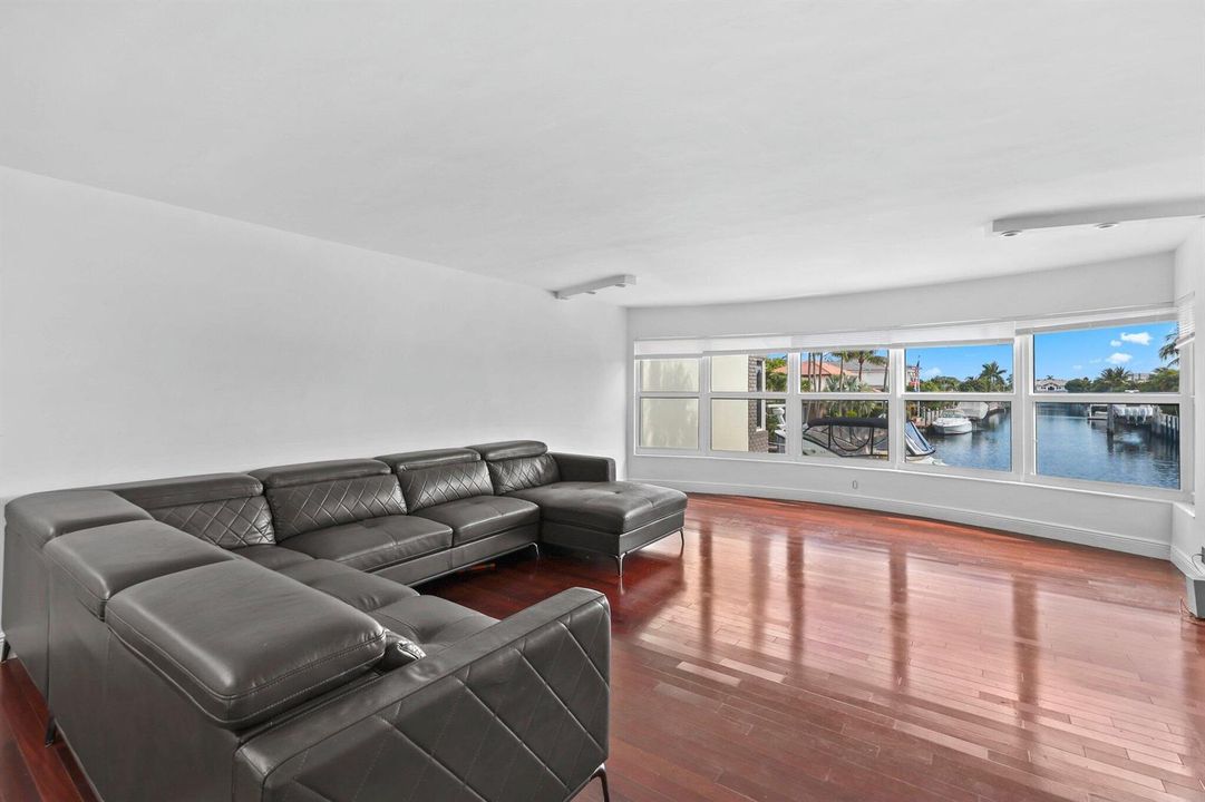 3121 Northeast 51st St - 13.jpg-SMALL