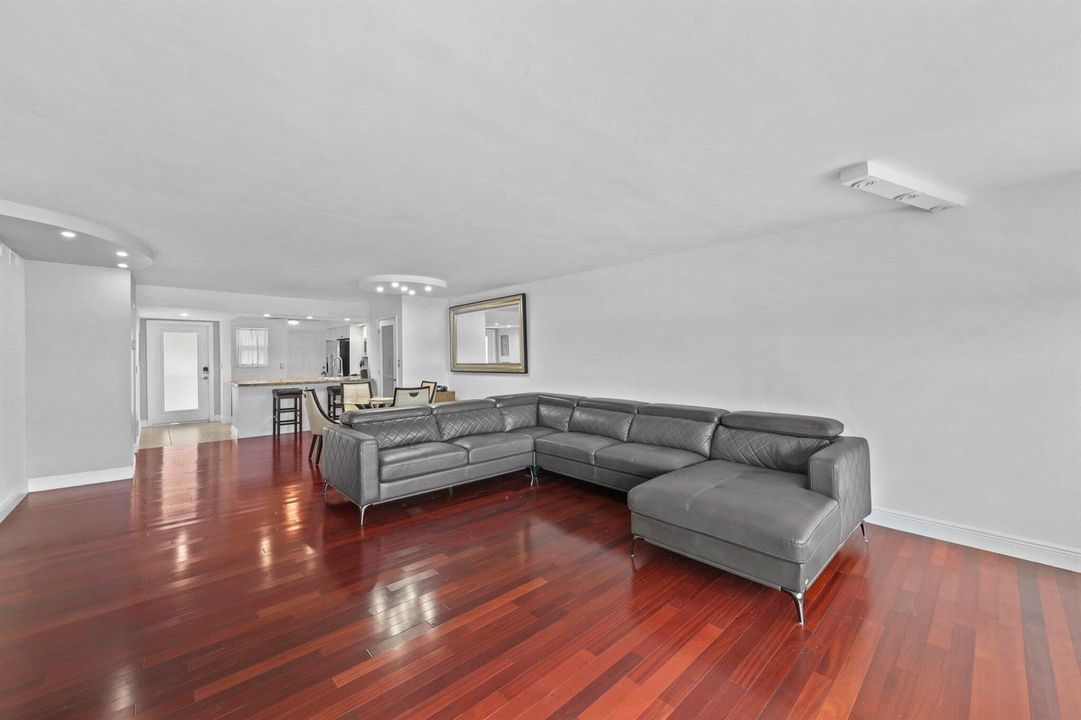 3121 Northeast 51st St - 18.jpg-SMALL