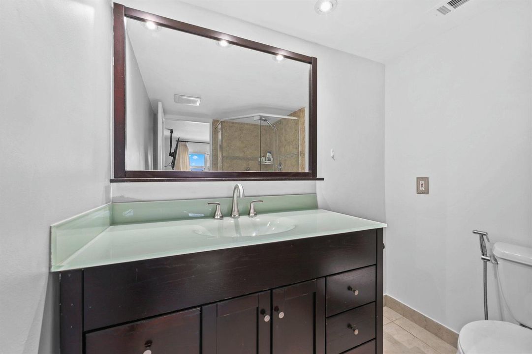 3121 Northeast 51st St - 35.jpg-SMALL