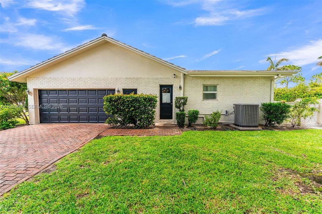 For Sale: $957,000 (5 beds, 2 baths, 3026 Square Feet)