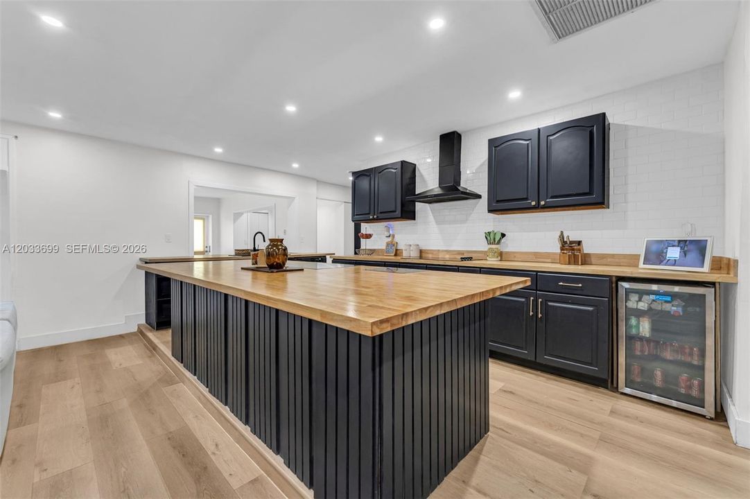 For Sale: $957,000 (5 beds, 2 baths, 3026 Square Feet)