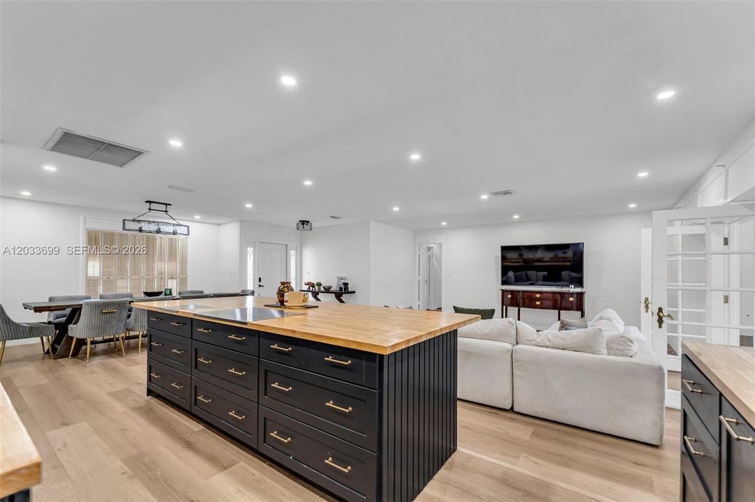 For Sale: $957,000 (5 beds, 2 baths, 3026 Square Feet)