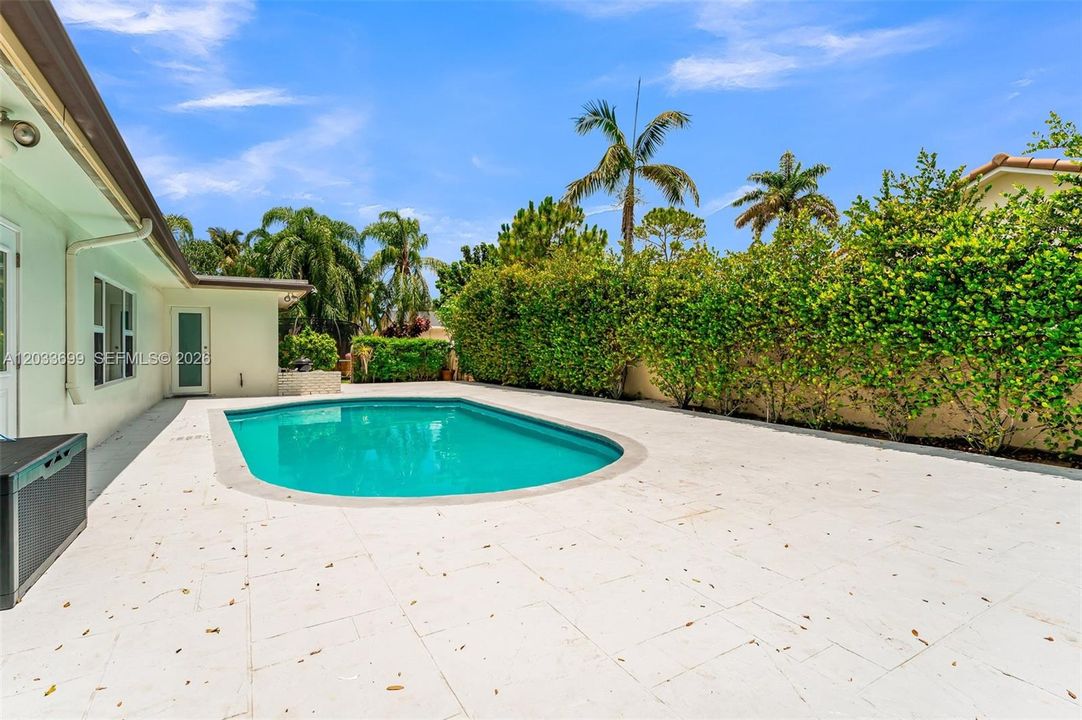 For Sale: $957,000 (5 beds, 2 baths, 3026 Square Feet)