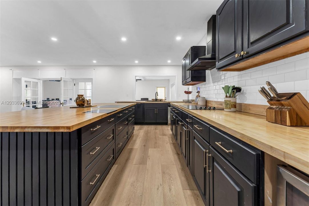 For Sale: $957,000 (5 beds, 2 baths, 3026 Square Feet)
