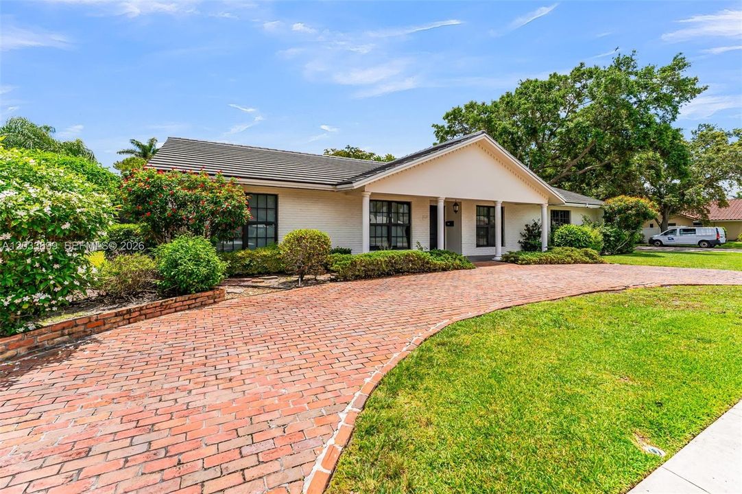 For Sale: $957,000 (5 beds, 2 baths, 3026 Square Feet)