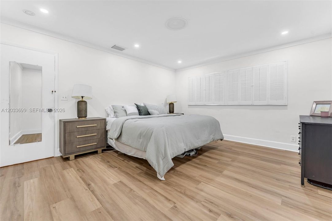 For Sale: $957,000 (5 beds, 2 baths, 3026 Square Feet)