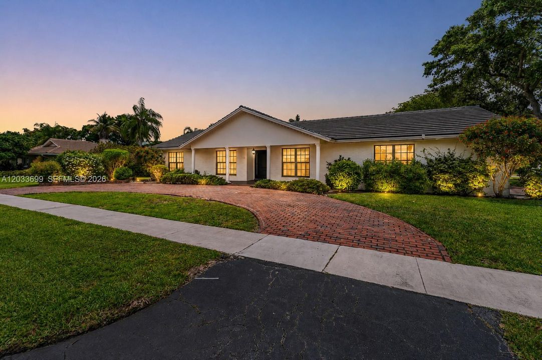 For Sale: $957,000 (5 beds, 2 baths, 3026 Square Feet)