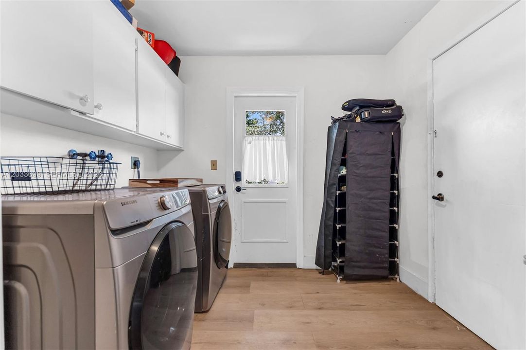 For Sale: $957,000 (5 beds, 2 baths, 3026 Square Feet)