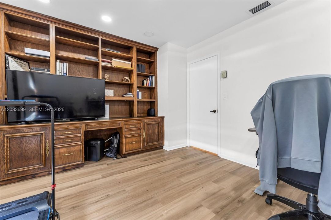 For Sale: $957,000 (5 beds, 2 baths, 3026 Square Feet)