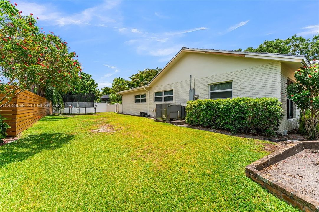 For Sale: $957,000 (5 beds, 2 baths, 3026 Square Feet)