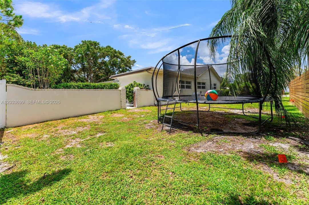 For Sale: $957,000 (5 beds, 2 baths, 3026 Square Feet)