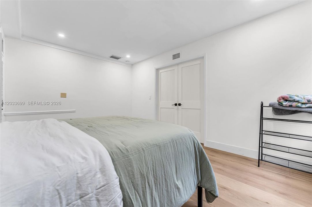 For Sale: $957,000 (5 beds, 2 baths, 3026 Square Feet)