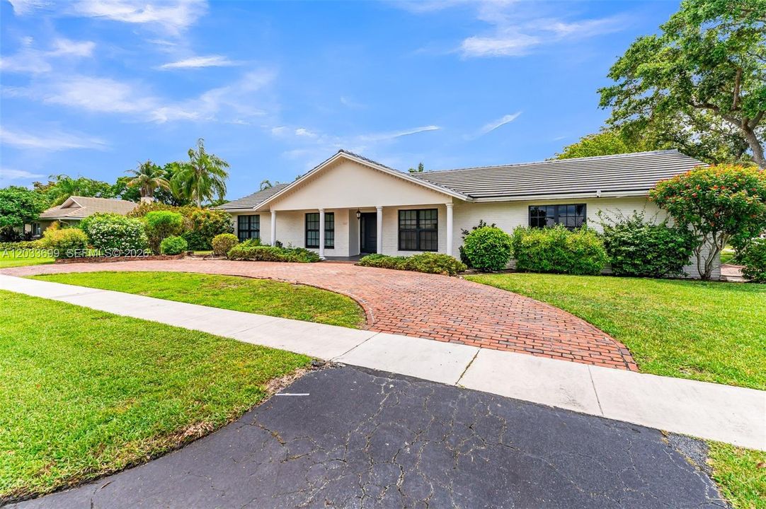 For Sale: $957,000 (5 beds, 2 baths, 3026 Square Feet)