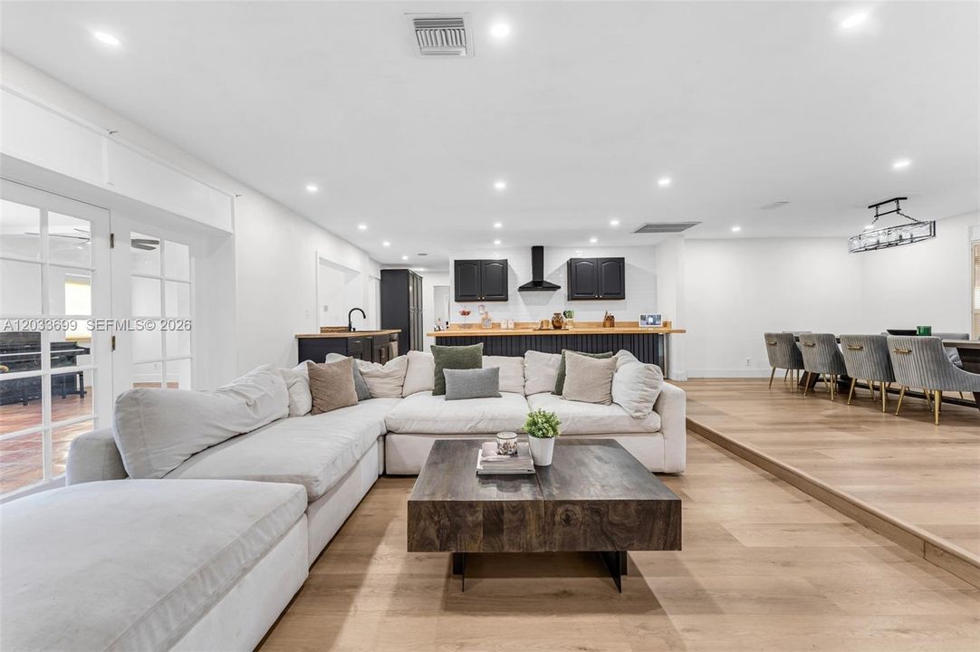 For Sale: $957,000 (5 beds, 2 baths, 3026 Square Feet)