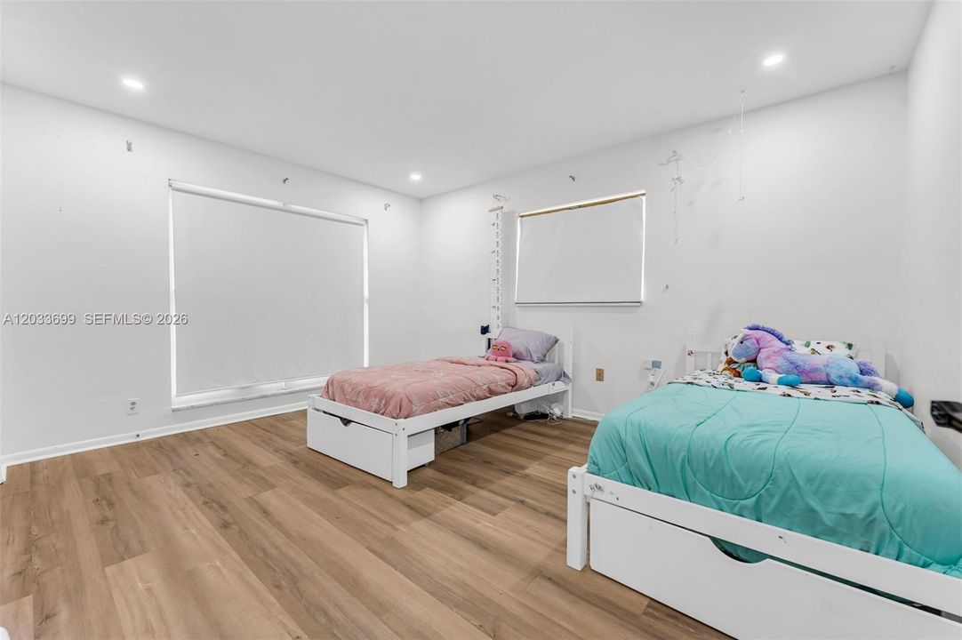 For Sale: $957,000 (5 beds, 2 baths, 3026 Square Feet)