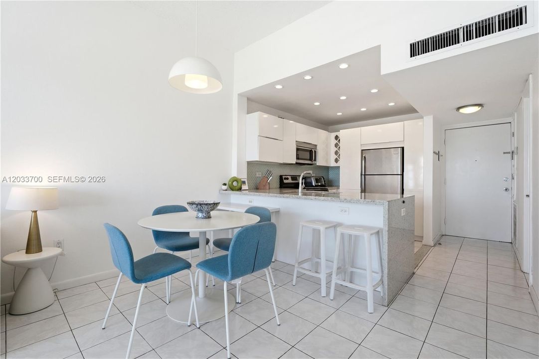 В аренду: $2,700 (1 спален, 1 ванн, 804 Квадратных фут)