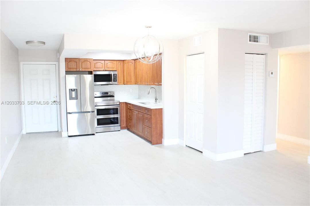 For Rent: $2,250 (2 beds, 1 baths, 943 Square Feet)