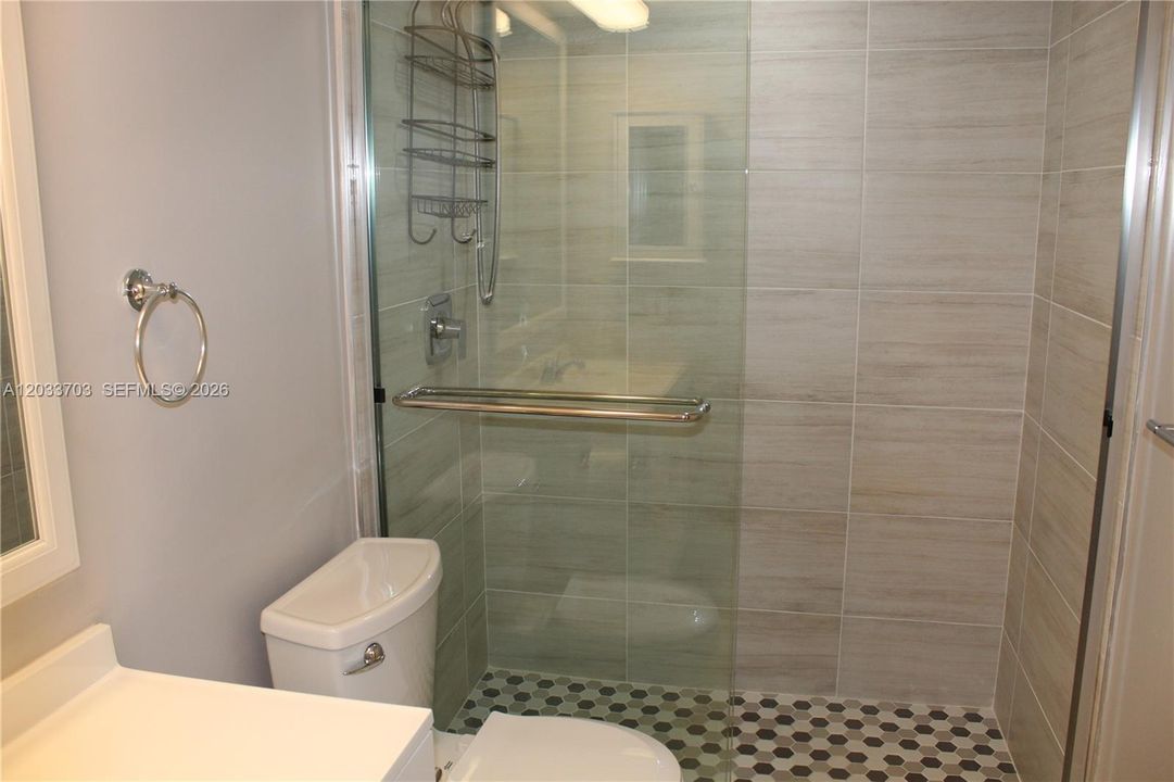 For Rent: $2,250 (2 beds, 1 baths, 943 Square Feet)