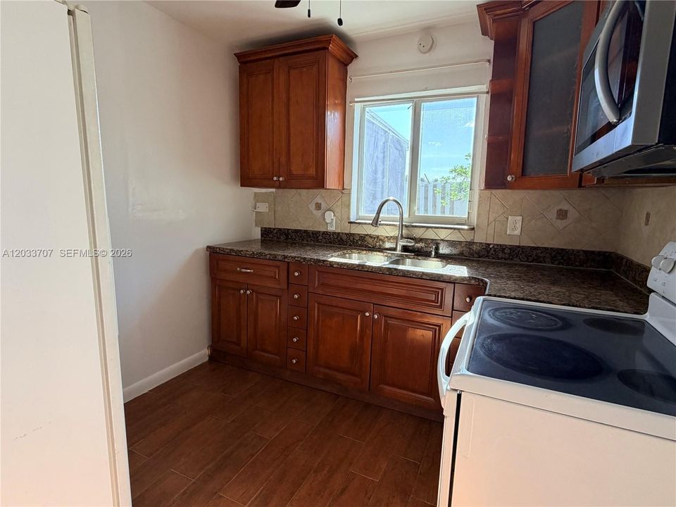 For Rent: $2,100 (2 beds, 1 baths, 1243 Square Feet)